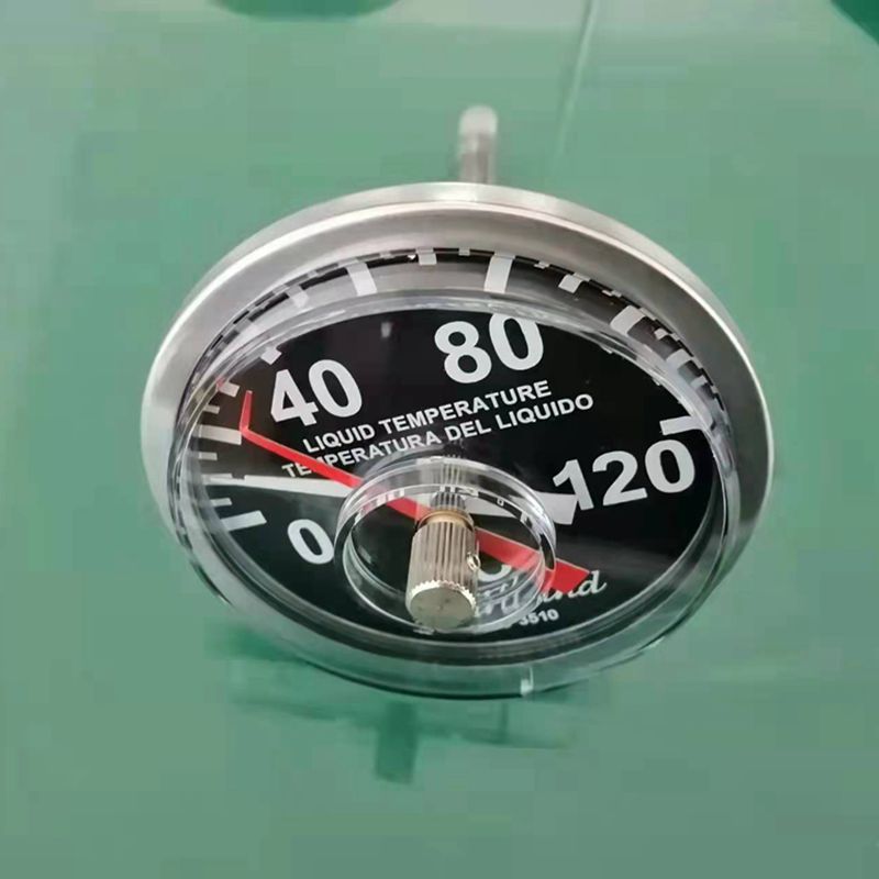 Les pièces du transformateur comprennent un thermomètre, un indicateur de niveau d'huile