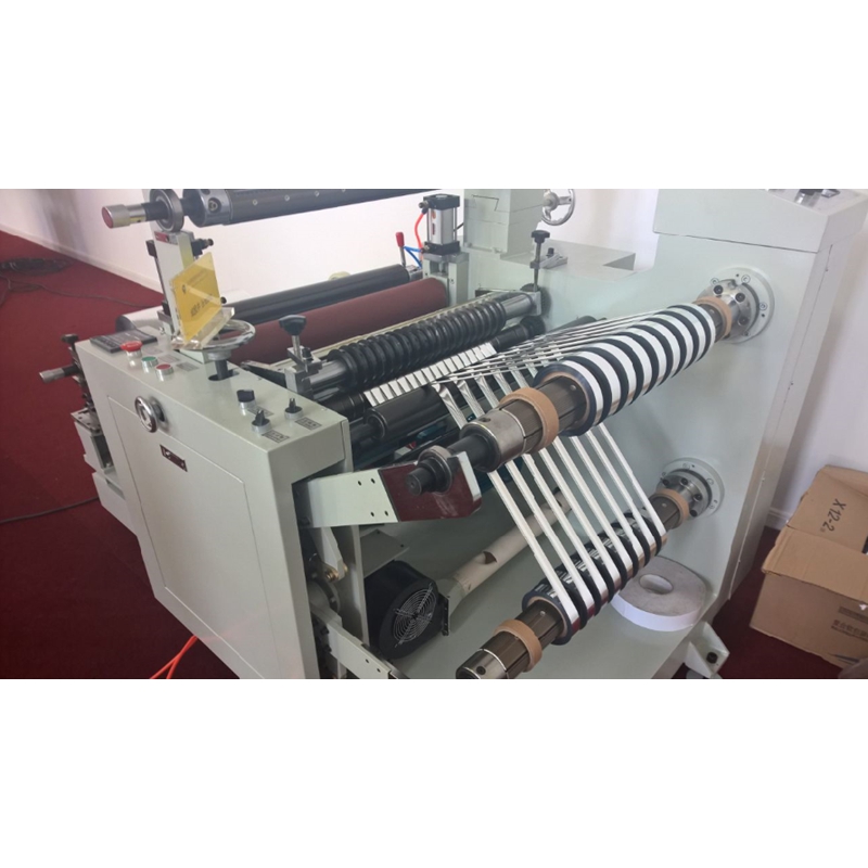 Visokohitrostni avtomatski stroj za rezanje in previjanje izolacijskega papirja