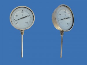 Termómetro indicador de temperatura del aceite del transformador.