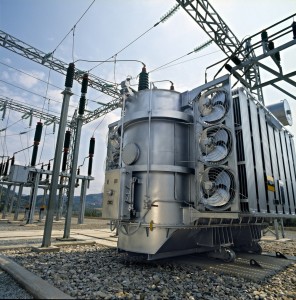 Oljni transformator in ventilatorji za hlajenje radiatorjev hladilnega sistema suhega transformatorja