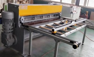 Cisaille à alimentation automatique CNC pour panneaux isolants