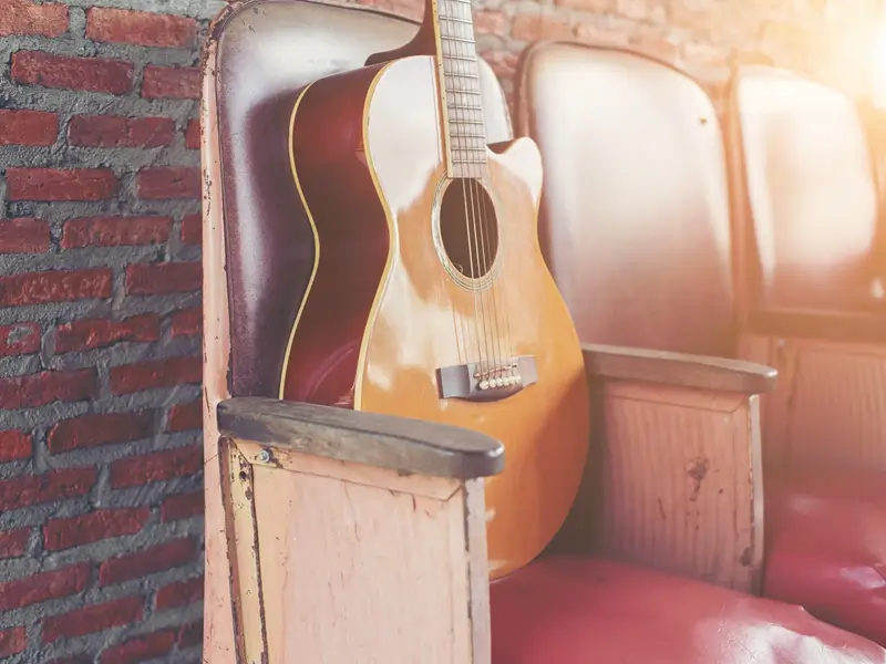 Benefits of Customize Acoustic Guitar