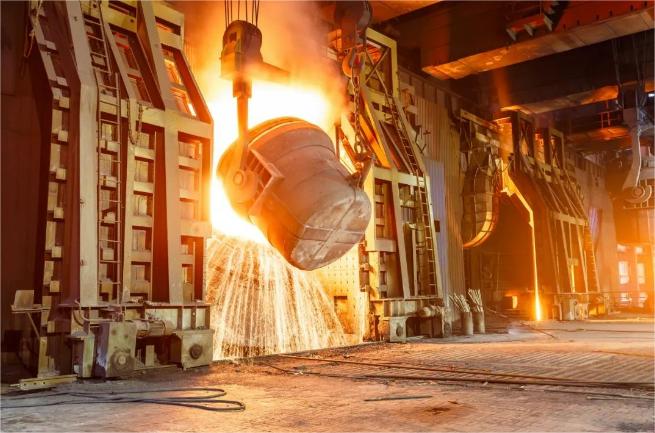 Hebemaschinen unterstützen die Produktion in der Stahlindustrie und Intelligenz weist die Zukunft an