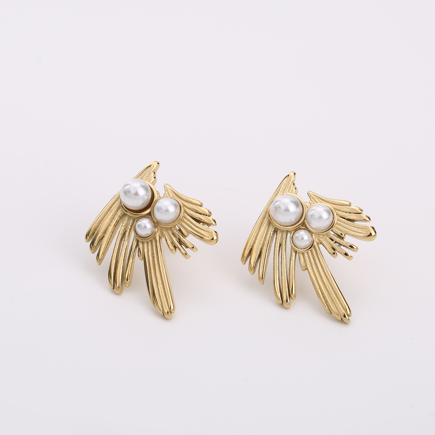 Pearl fashion earrings for the glamorous gilr