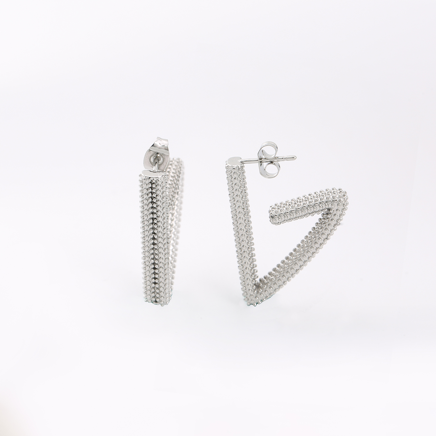 Dreieckige Design-Ohrstecker in geometrischer Form. Handgefertigte 14-Karat-Gold-Ohrringe im Großhandel