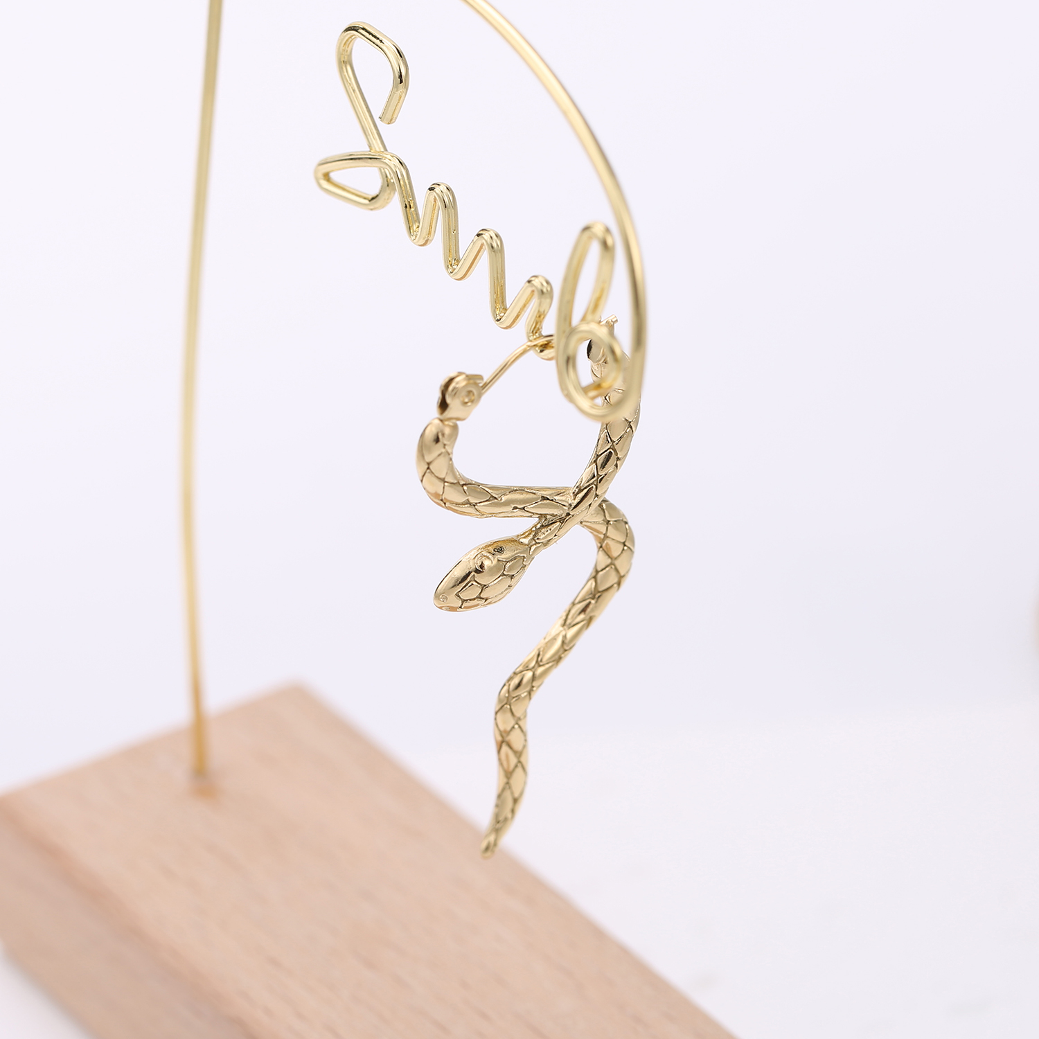 Stijlvolle unieke roestvrijstalen slang ongebruikelijke hoepel oorbellen verklaring Pvd gouden kleur textuur waterdichte charme sieraden