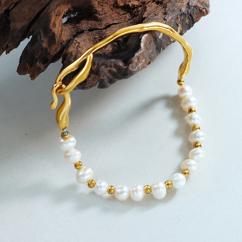 Bracciale da donna con perle d'acqua dolce placcate in oro 15 carati