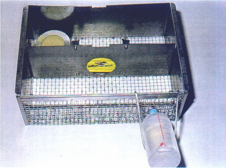 Fig. 1 Jaula de prueba dividida en dos compartimentos