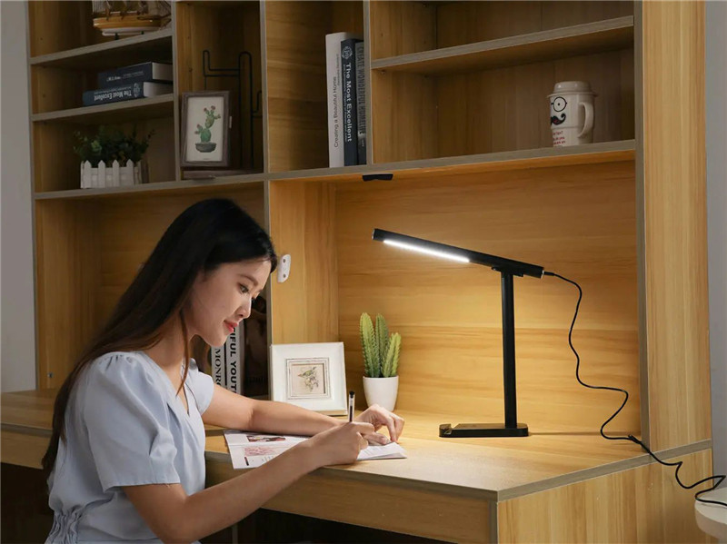 2024 New LED Tube Desk Lamp with Wireless Rechargeable for Mobile