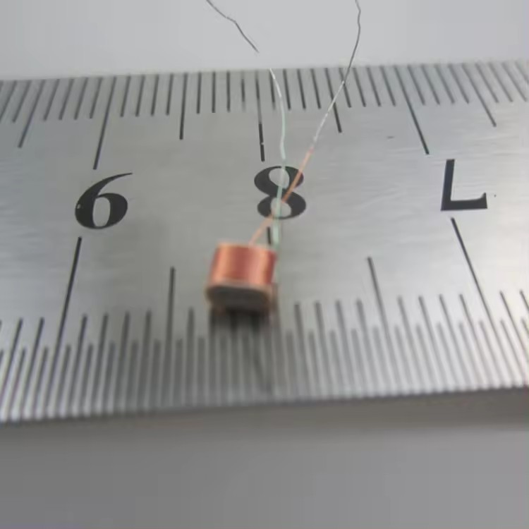 Bobina di induzione elettromagnetica in miniatura per apparecchi acustici