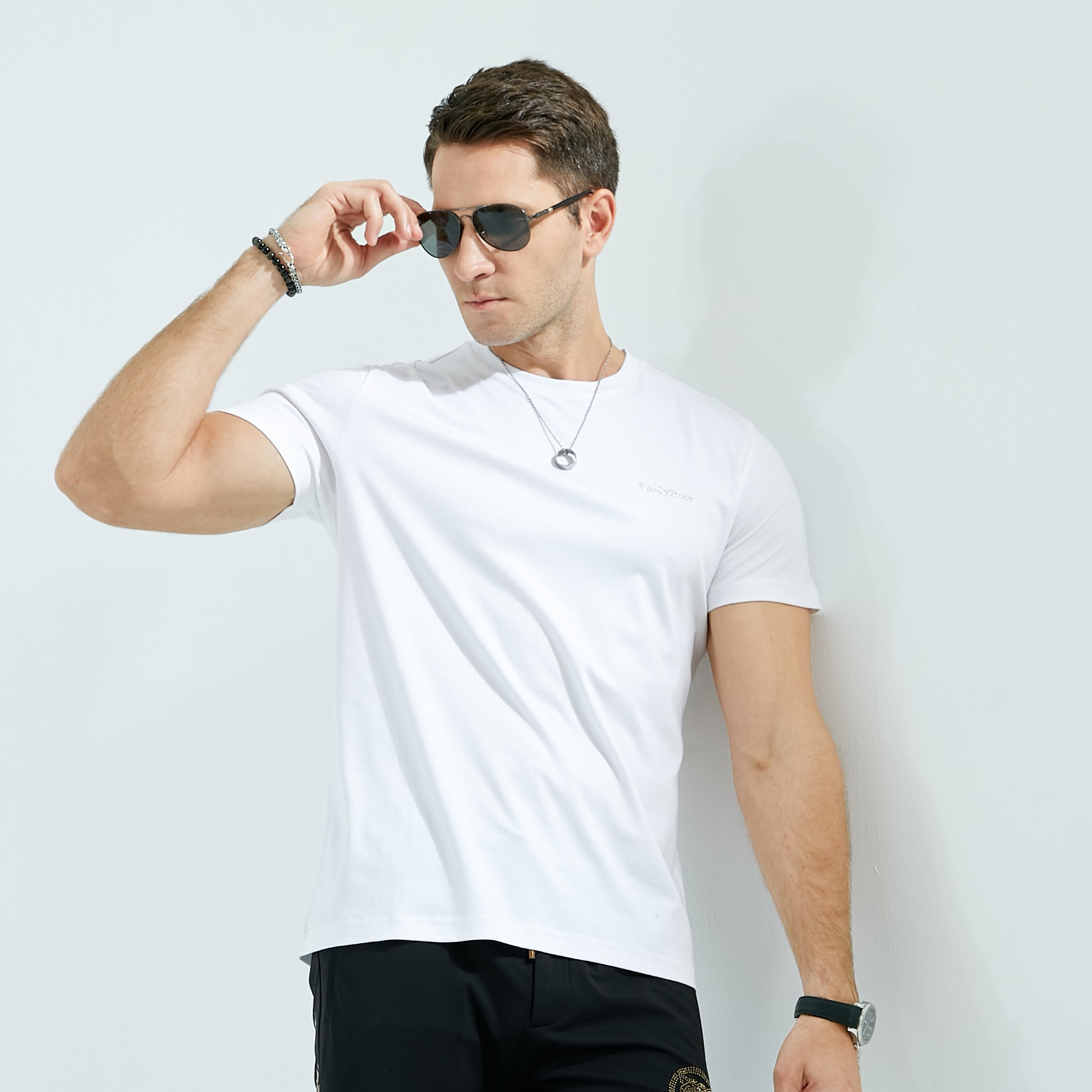 Maßgeschneidertes, schlichtes Design aus 100 % Baumwolle. Weißes T-Shirt für Herren in Eitergröße
