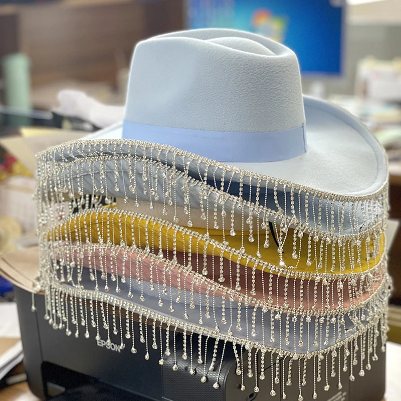 LOGOTIPO PERSONALIZADO YINWODE Novo visual de luxo feminino com corrente de diamante de água de poliéster feltro chapéu de cowboy fábrica