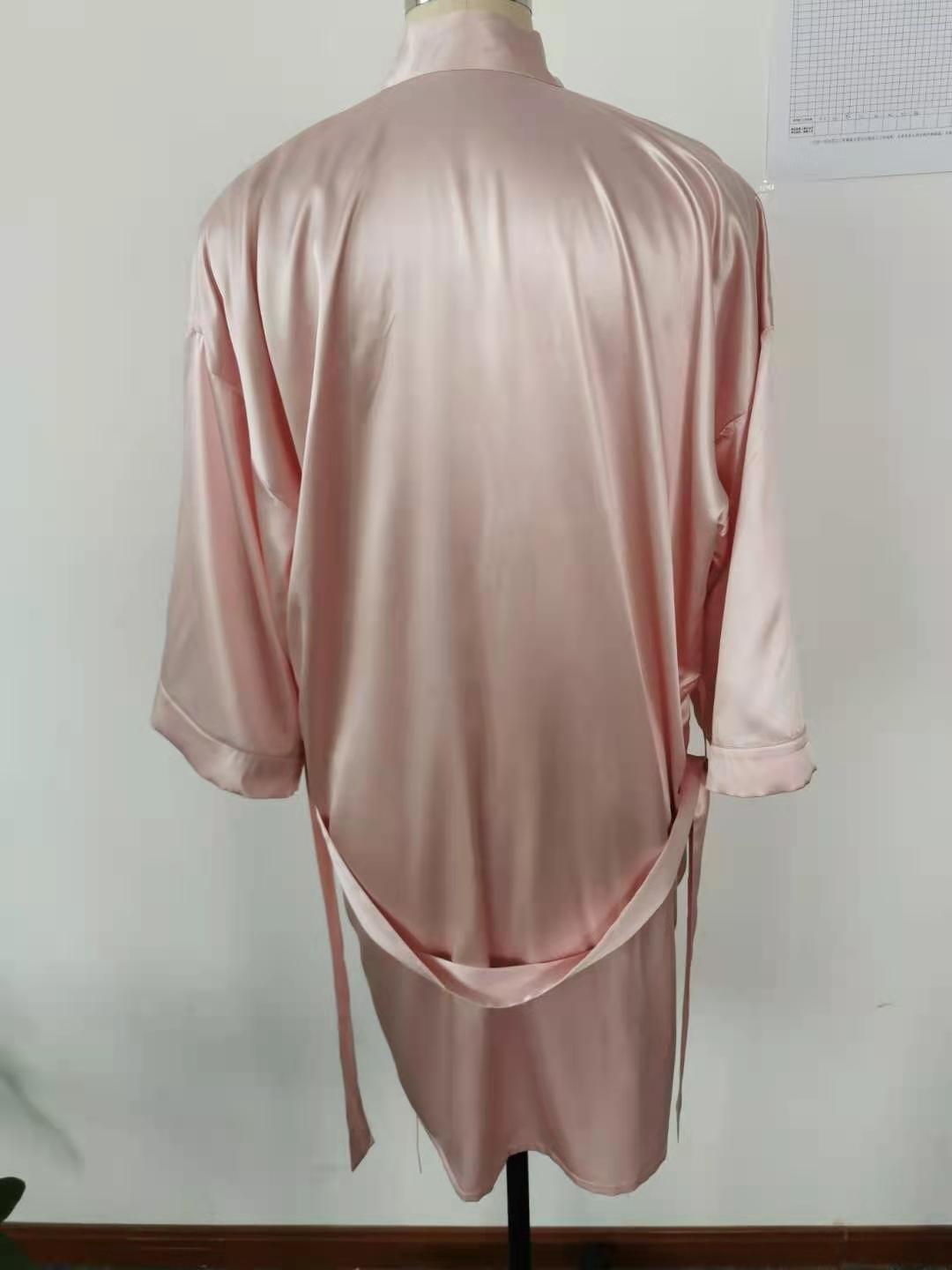 गुलाबी रंग में निजीकृत लंबे रेशमी साटन वस्त्र