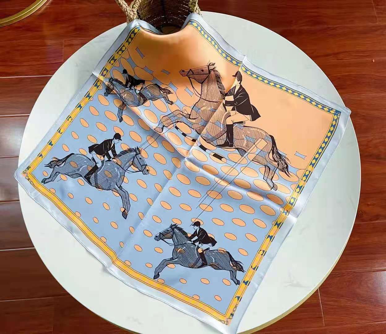 Chouchou foulard carré en soie imprimé de créateur