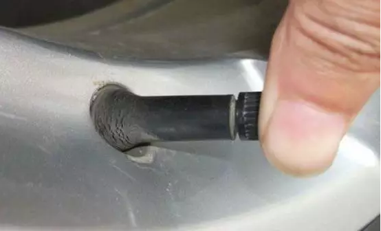 Válvula do pneumático danada.png