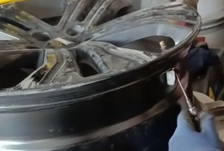 Смяна на датчик за налягане в гумите