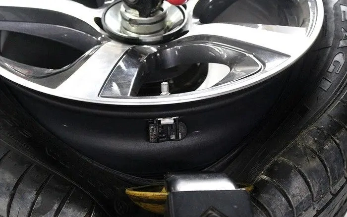 Posició del sensor de pressió dels pneumàtics