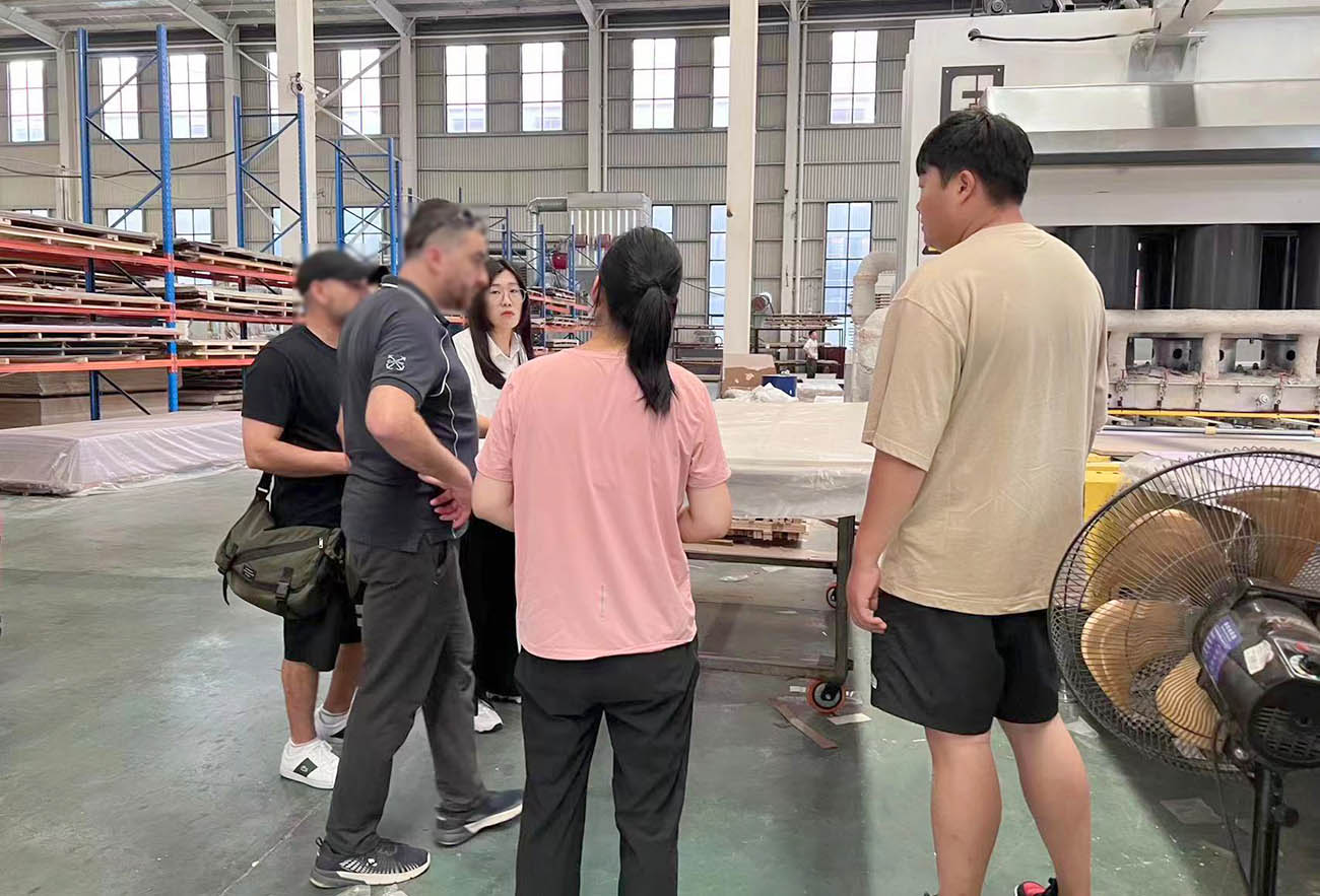 Foreign customers come to visit our factory