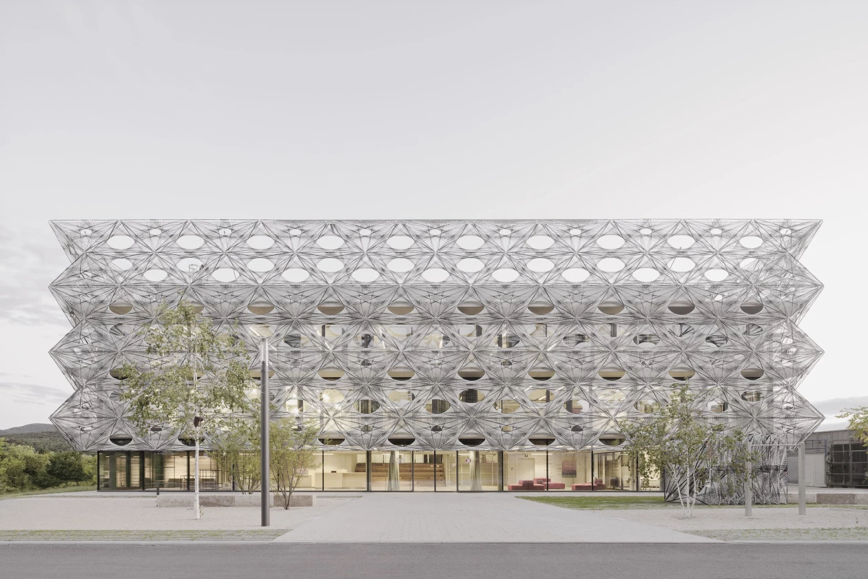bangunan serat karbon.jpg
