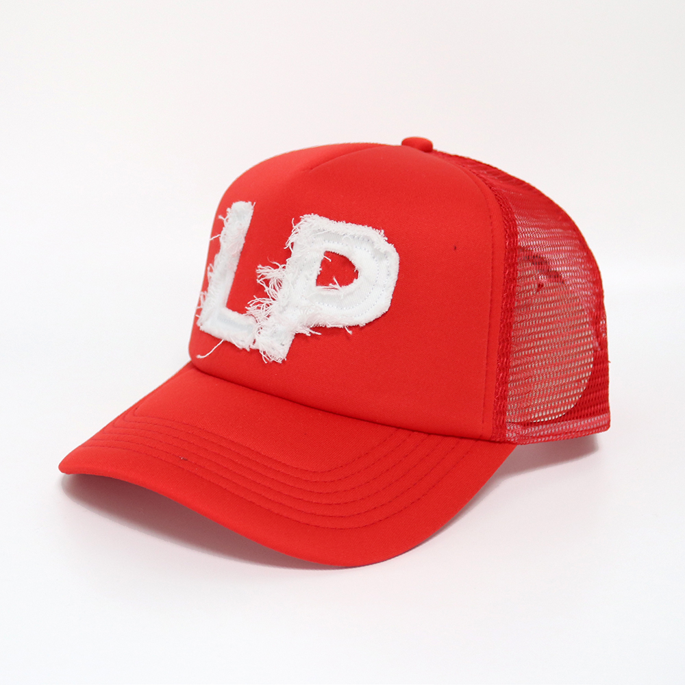 Casquette trucker rouge : Style audacieux et coupe personnalisée pour tous les looks