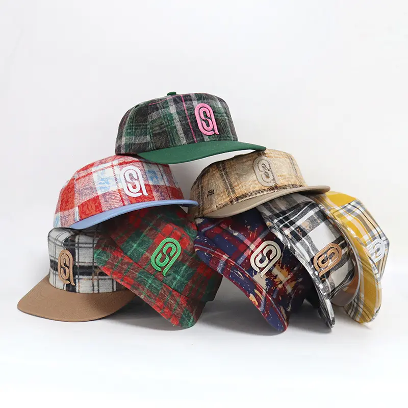 Pourquoi les femmes portent-elles des casquettes ou des snapbacks ? Une exploration culturelle, de mode et pratique