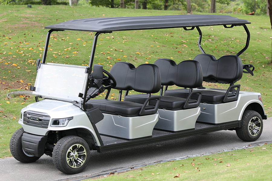 A crescente popularidade dos carrinhos de golfe em destinos de férias de verão - aplicações EDACAR em vastos cenários