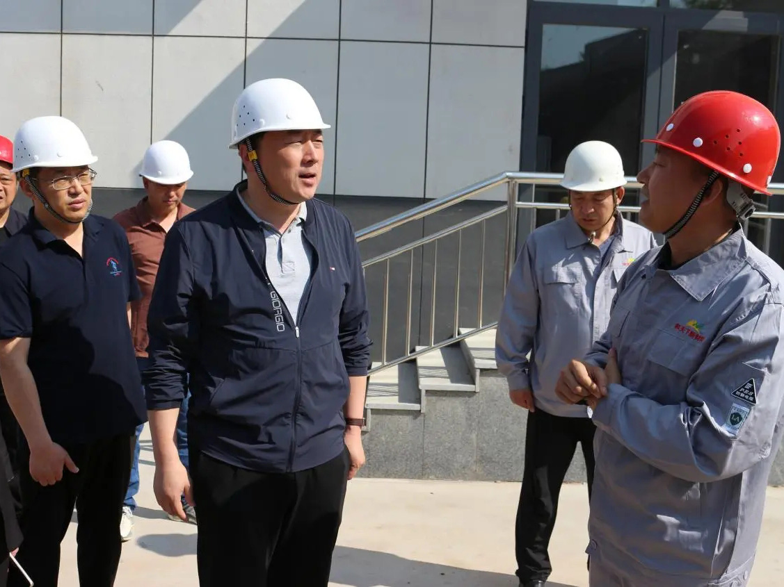 סגן ראש המחוז וואנג יאווי ומנהיגי העיר שילי בודקים את החברה ב-13 במאי.
