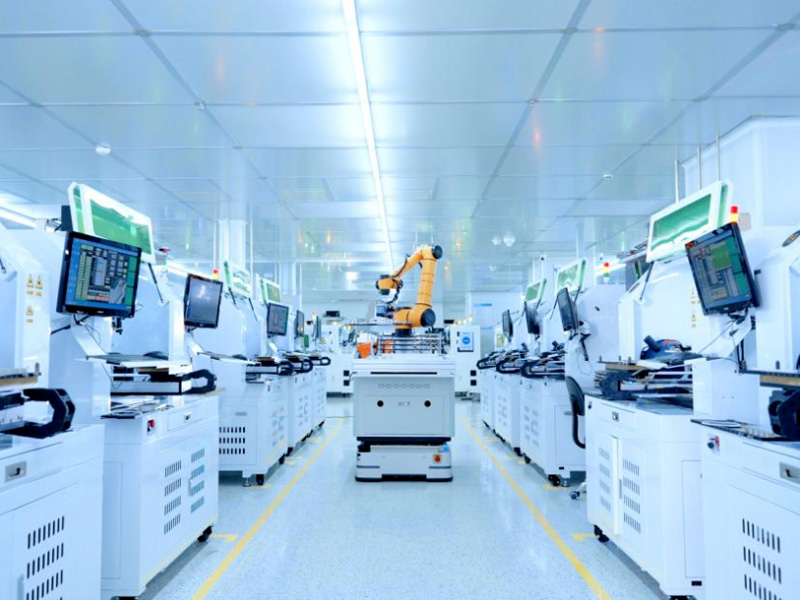 „Inteligentná továreň Huangshi“ od Raycus Laser: Roboty vyrábajúce lasery