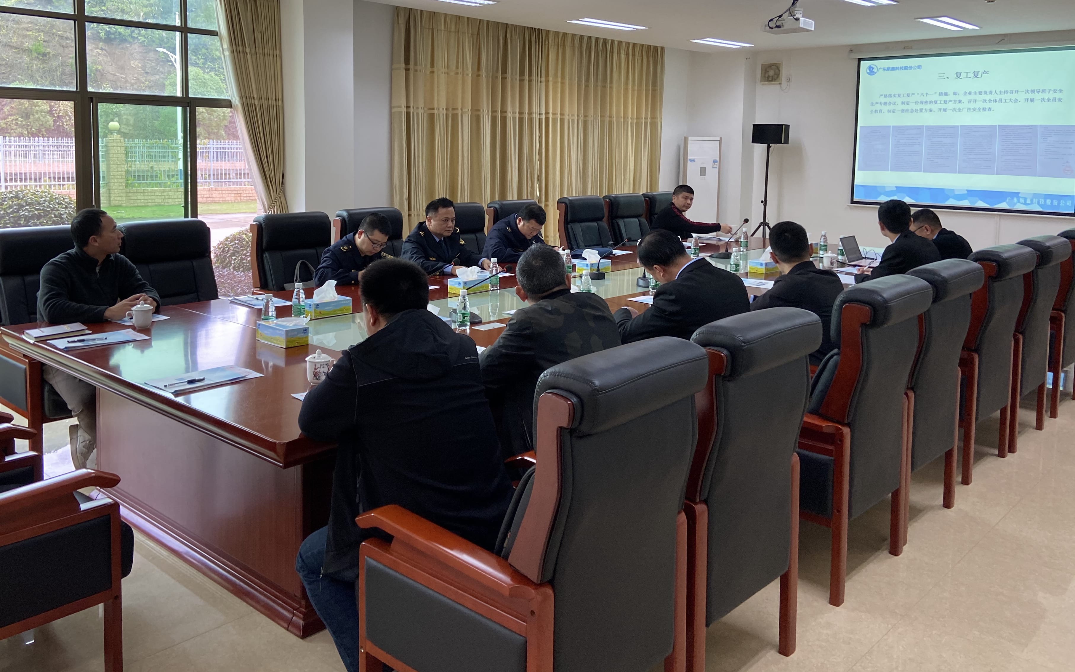 The leadership team of the Meizhou City and Meixian District Emergency Bureau led a team to Hangxin Technology to provide guidance services for production safety during the resumption of work and prod