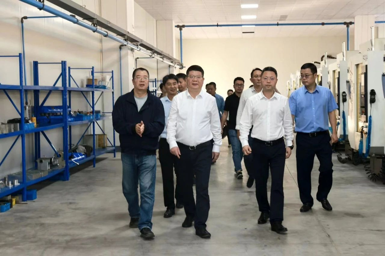 Les dirigeants du comité municipal du Parti et du gouvernement de Shaoxing ont visité le dissipateur thermique