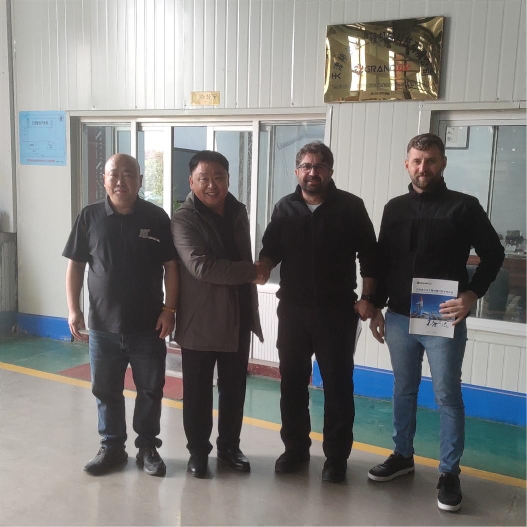 Tureccy klienci odwiedzają chińską fabrykę, aby omówić przyszłą współpracę
