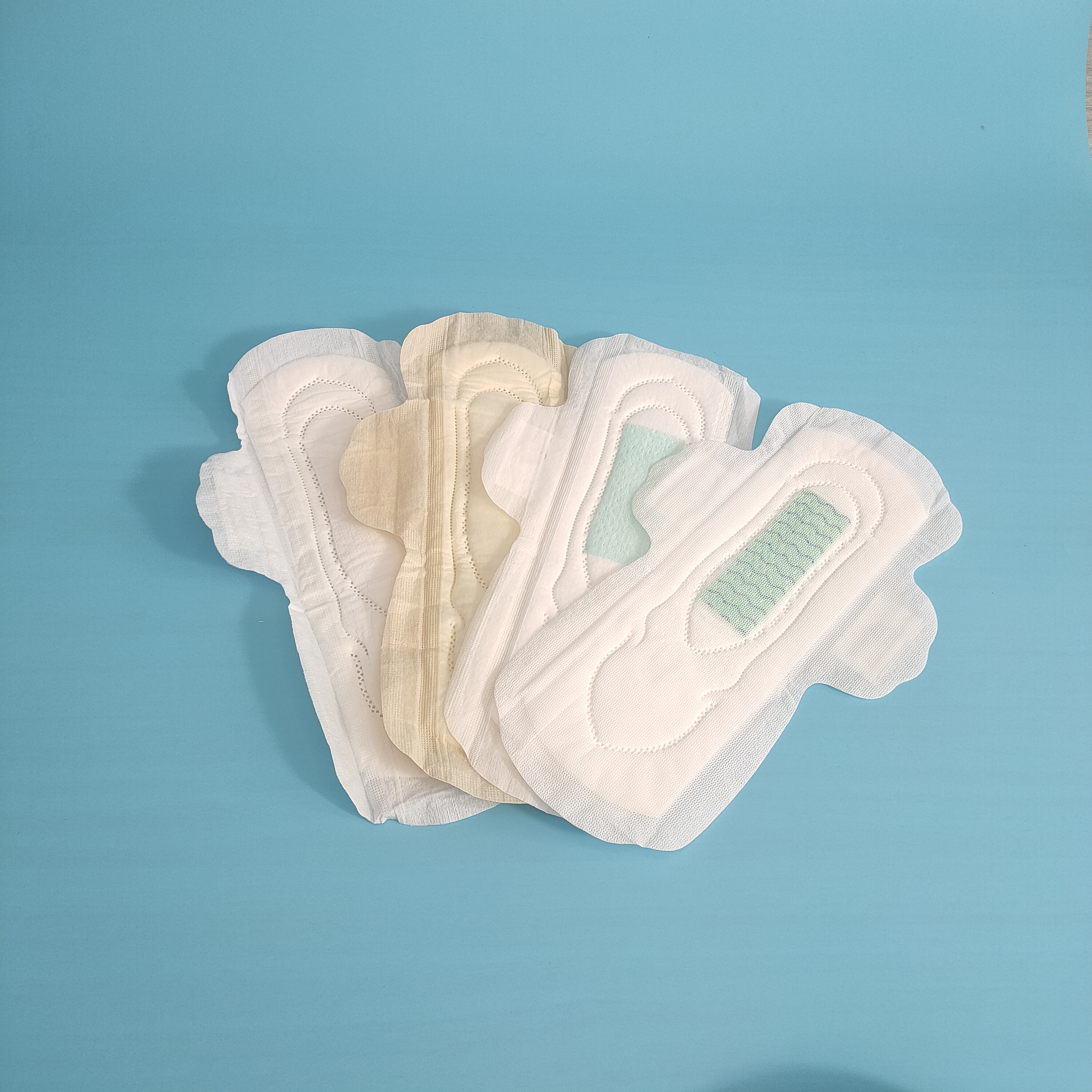 Serviettes hygiéniques super minces respirantes d'anion de coton de gros de maternité de dames
