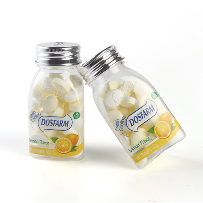 Confezione di caramelle alla menta e vitamina C con etichetta privata DOSFARM...