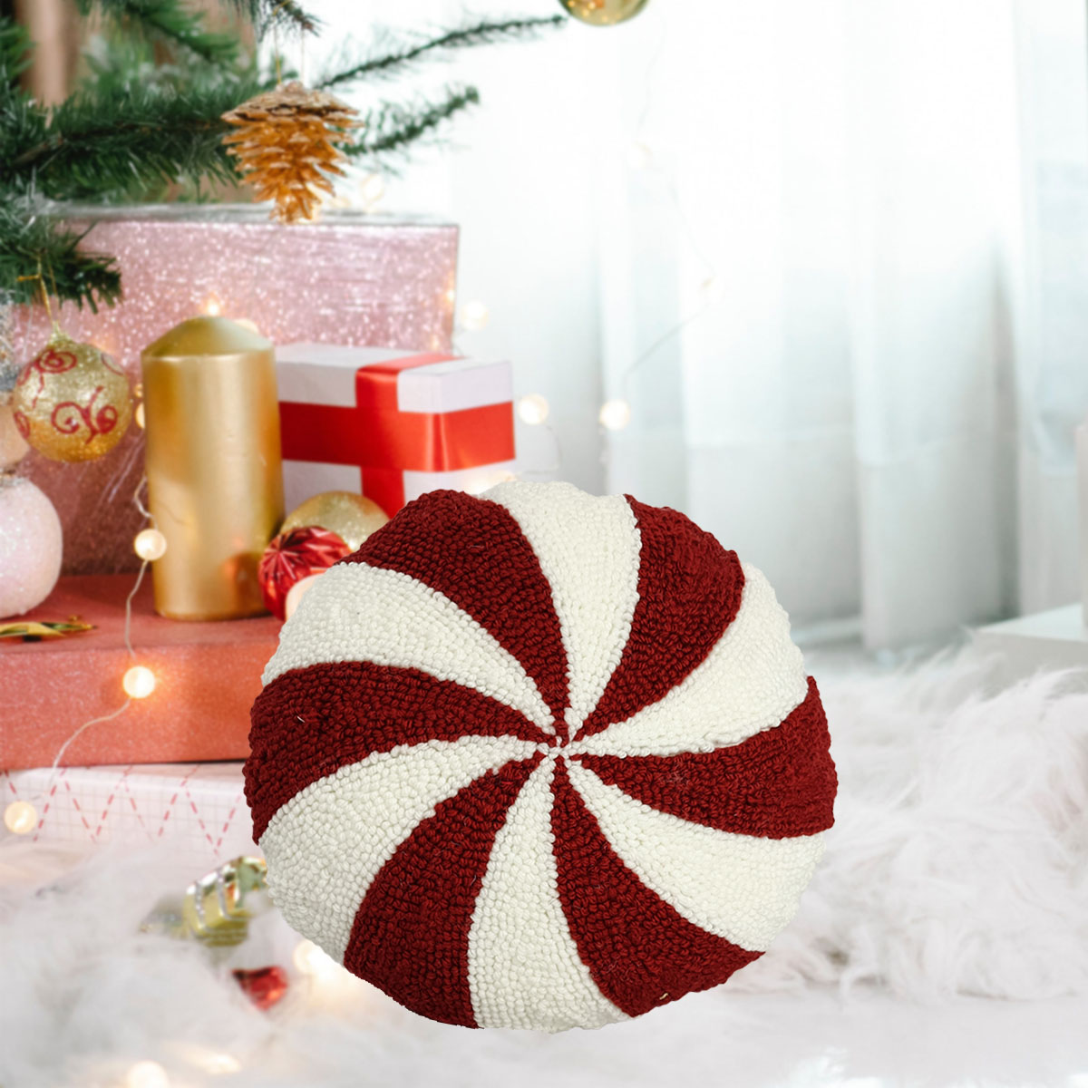 赤と白のストライプのクリスマス枕: お祝いの休日の装飾