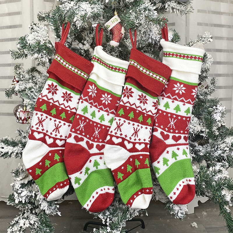 Medias navideñas tejidas con copos de nieve - Decoración navideña festiva