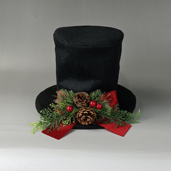 قبعة سوداء أعلى شجرة عيد الميلاد توبر