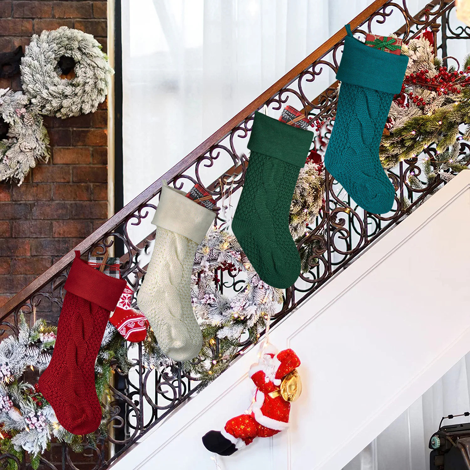 Calze natalizie lavorate a maglia intrecciata: decorazioni festive