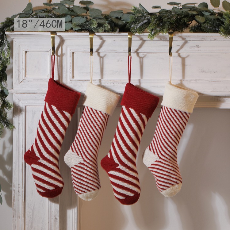Geschenktüten aus gestrickten Weihnachtsstrümpfen mit Streifenmuster