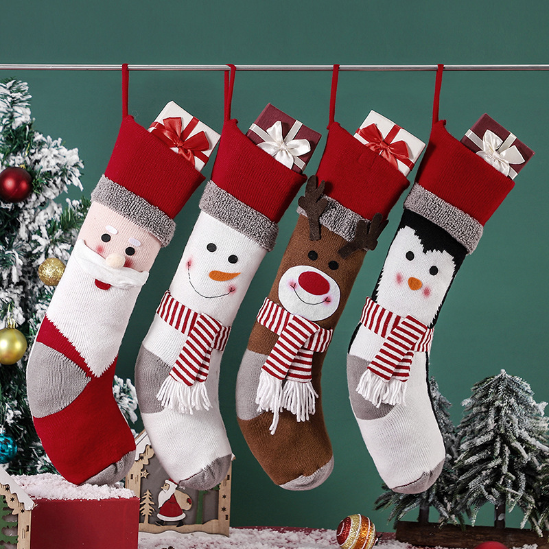 산타, 눈사람, 순록, 펭귄이 있는 크리스마스 스타킹