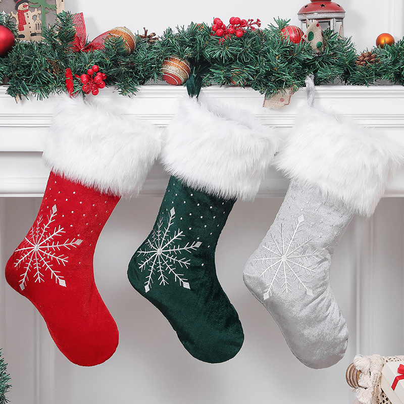 Kadife Kar Tanesi Nakışlı Noel Çorabı