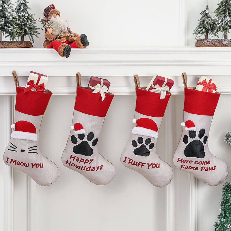 산타 발: 애완동물 발과 산타 모자가 달린 크리스마스 스타킹