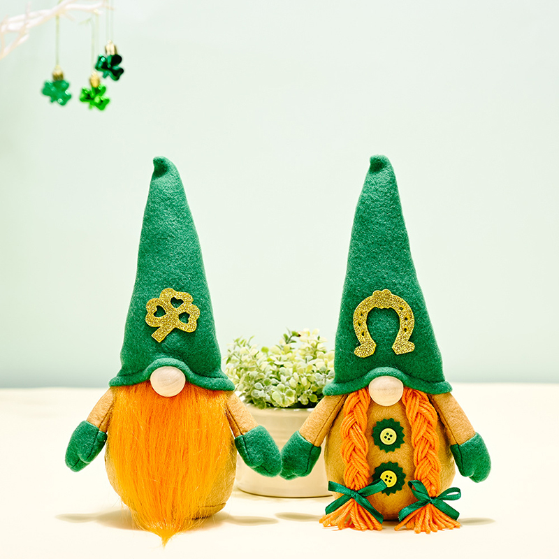 Authentische irische Festivalfiguren und Rudolph-Ornamente