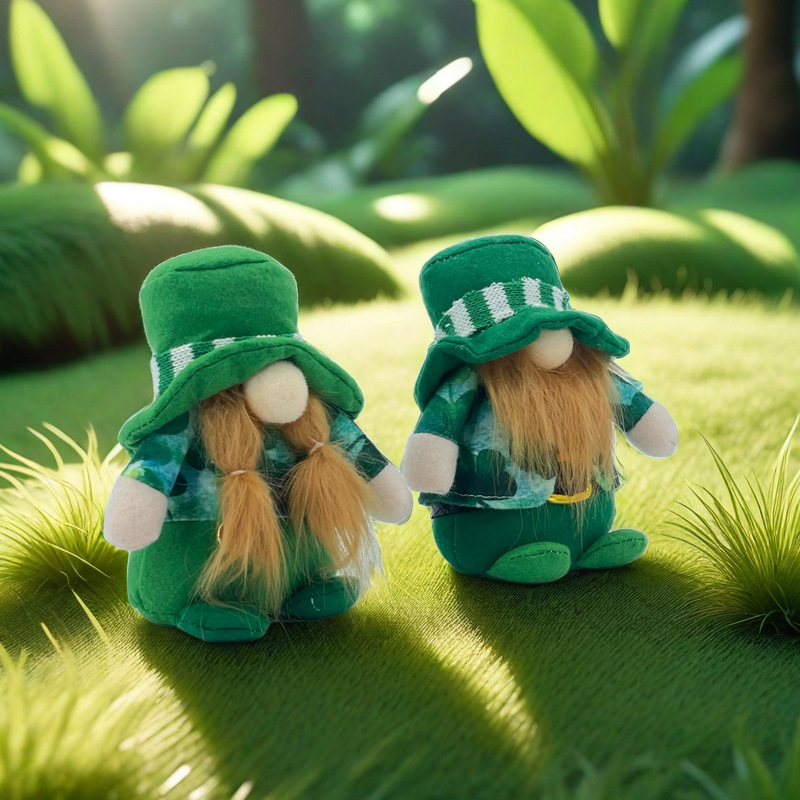 Preciosas muñecas de peluche de gnomo sin rostro del día de San Patricio irlandés