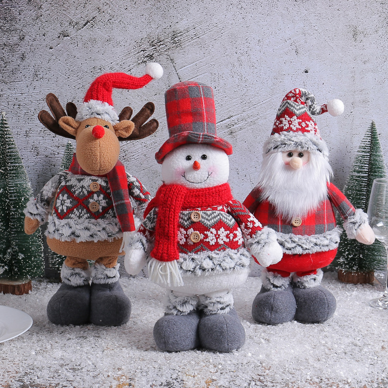 Stravaganti figurine natalizie: alce, Babbo Natale, pupazzo di neve, gnomo con le gambe allungate
