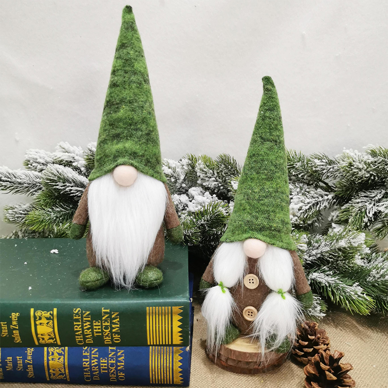 Ornamenti natalizi di gnomo di peluche della foresta verde