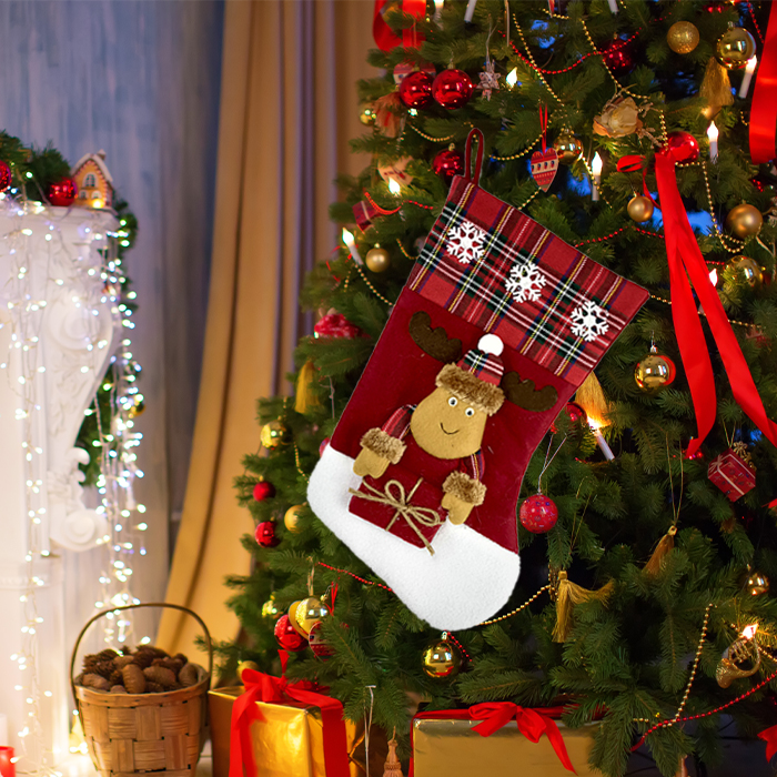 Рождественская елка, висящие чулки, подарочные пакеты с оленями