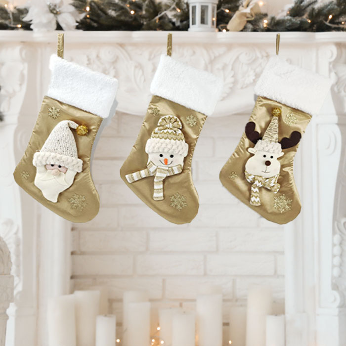 Goldfarbener Weihnachts-Schneemann-Strumpf und Weihnachtsmann-Socken