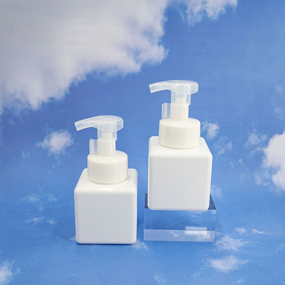 Engros Bulk brugerdefineret plast kosmetisk beholder emballage PET firkantet pumpeflaske til hånddesinfektion shower gel shampoo