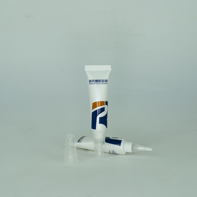 Silicone Brush ဖြင့် စိတ်ကြိုက် D19 Lip Gloss Squeeze Tube ထုပ်ပိုးခြင်း။