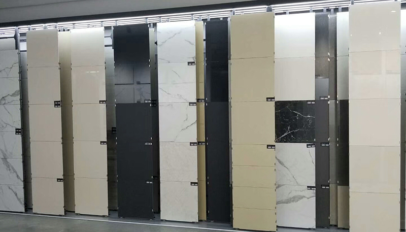 Adjustable width sliding tile display stand